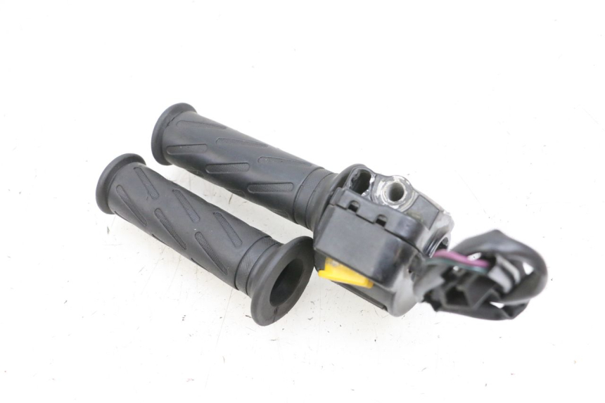 photo de RECHTER STUURSCHAKELAAR PEUGEOT KISBEE 4T 50 (2010 - 2017) - Detail van het onderdeel