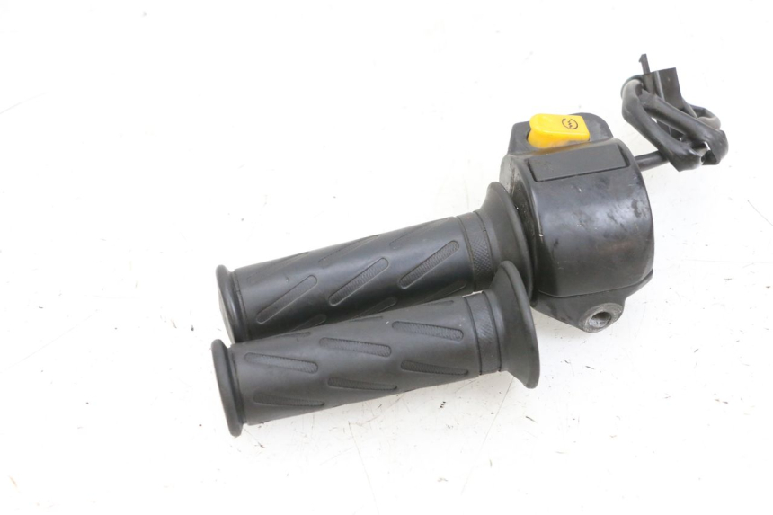 photo de RECHTER STUURSCHAKELAAR PEUGEOT KISBEE 4T 50 (2010 - 2017) - Staat van het oppervlak