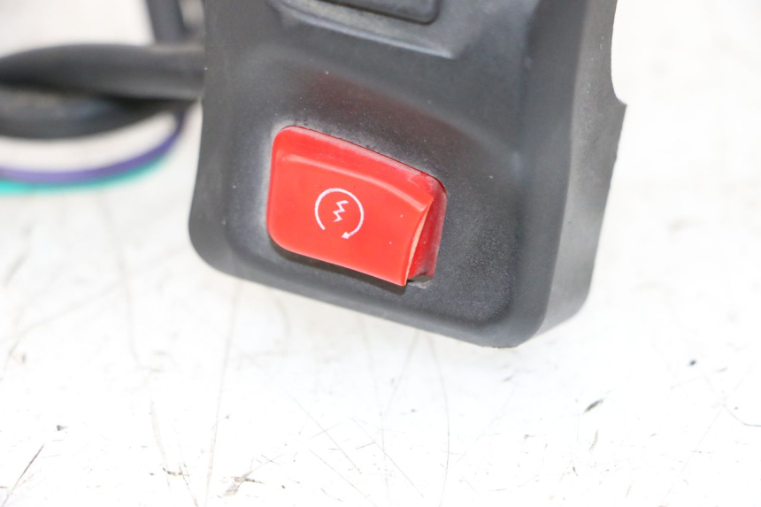 photo de RECHTER STUURSCHAKELAAR PEUGEOT KISBEE 4T 50 (2010 - 2017) - Bevestigingspunten