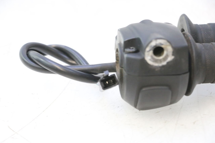 photo de RECHTER SCHAKELAAR PEUGEOT KISBEE 4T 50 (2023 - 2026) - Technische close-up