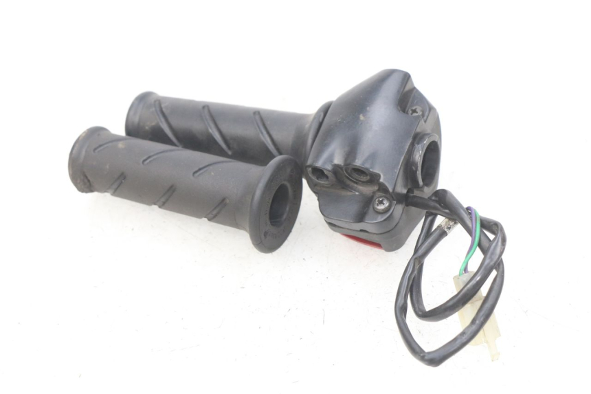 photo de RECHTER STUURSCHAKELAAR PEUGEOT LUDIX 50 (2008 - 2017) - Zoom op gebruiksstaat