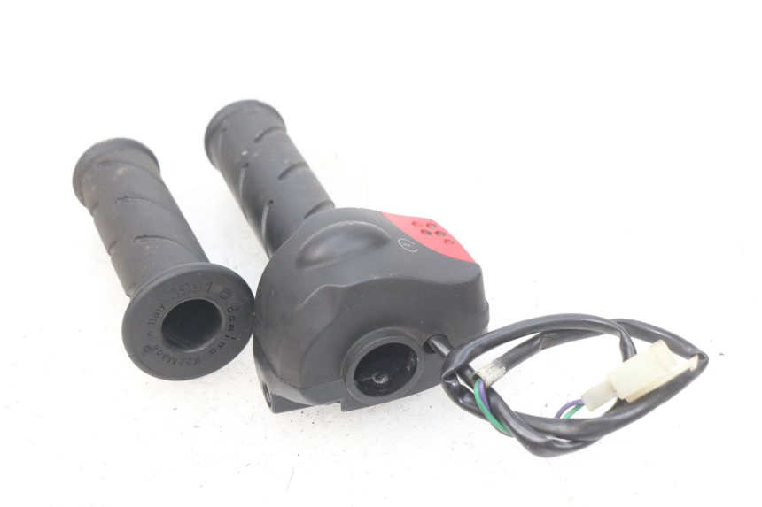 photo de RECHTER STUURSCHAKELAAR PEUGEOT LUDIX 50 (2008 - 2017) - Andere kijkhoek