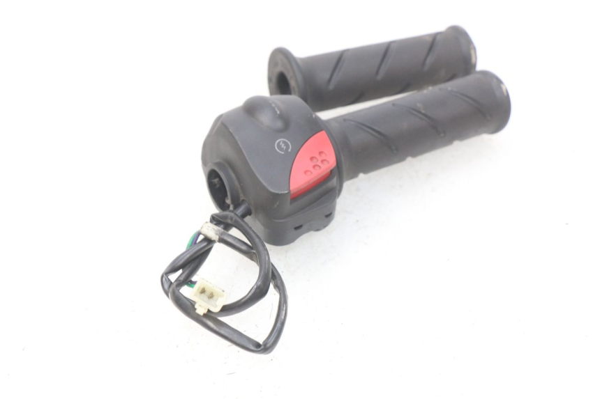 photo de RECHTER STUURSCHAKELAAR PEUGEOT LUDIX 50 (2008 - 2017) - Technische close-up