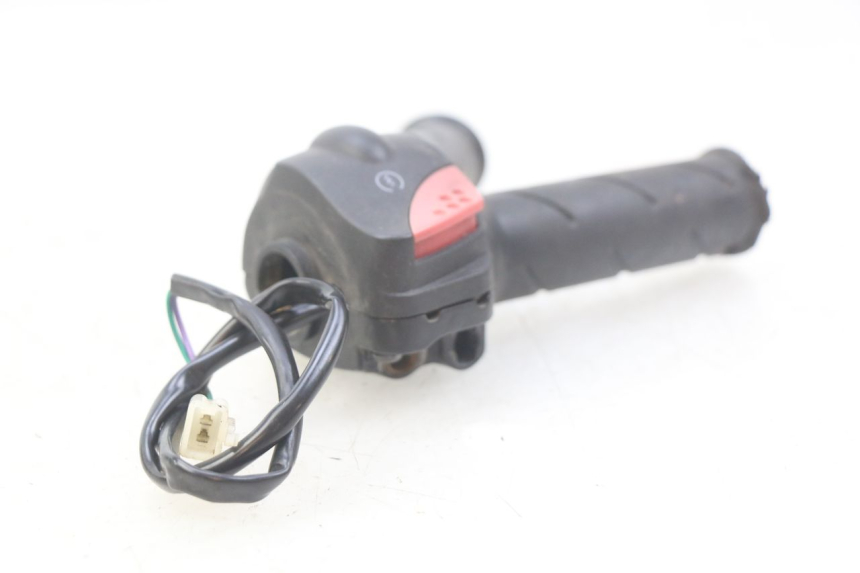 photo de RECHTER STUURSCHAKELAAR PEUGEOT LUDIX 50 (2008 - 2017) - Zoom op gebruiksstaat