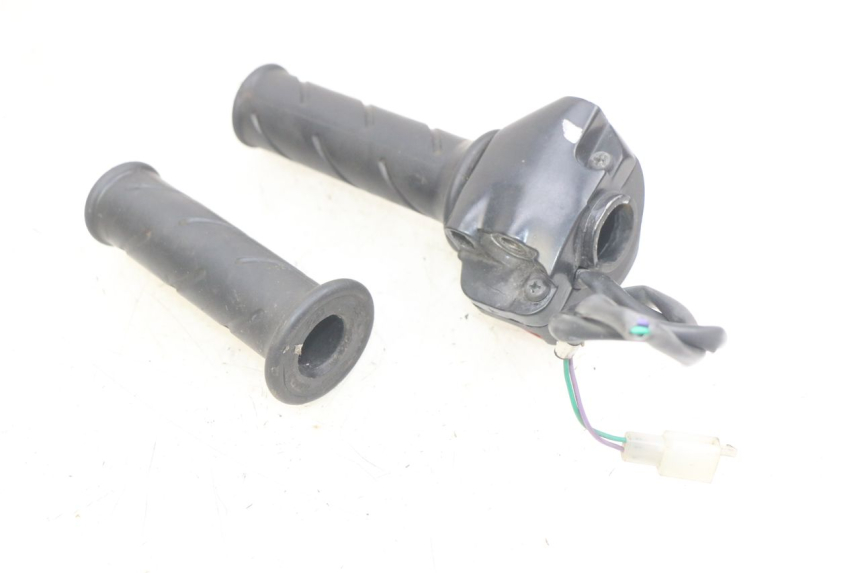 photo de RECHTS STUURSCHAKELAAR PEUGEOT LUDIX 50 (2005 - 2007) - Detail van het onderdeel