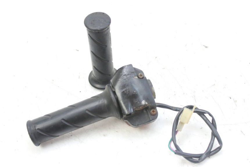 photo de RECHTER STUURSCHAKELAAR PEUGEOT LUDIX 50 (2008 - 2017) - Detail van het onderdeel