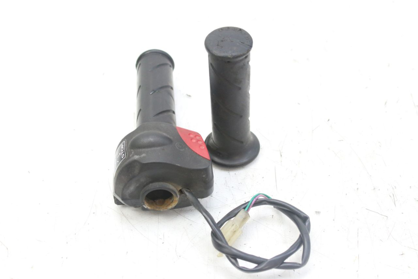 photo de RECHTER STUURSCHAKELAAR PEUGEOT LUDIX 50 (2008 - 2017) - Zoom op gebruiksstaat