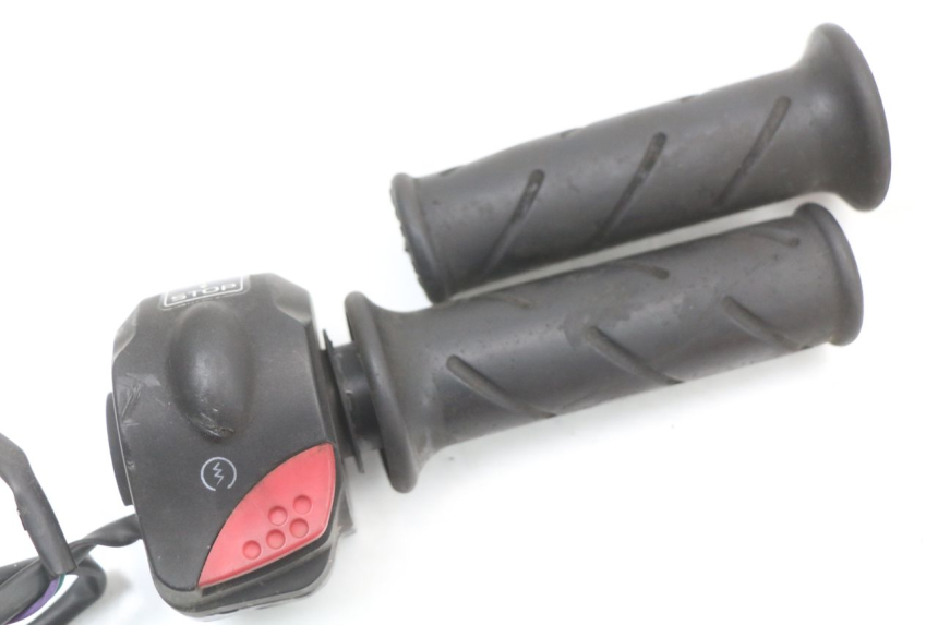 photo de RECHTER STUURSCHAKELAAR PEUGEOT LUDIX 50 (2008 - 2017) - Zoom op gebruiksstaat