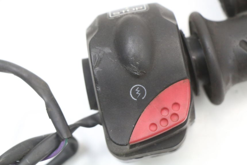 photo de RECHTER STUURSCHAKELAAR PEUGEOT LUDIX 50 (2008 - 2017) - Andere kijkhoek