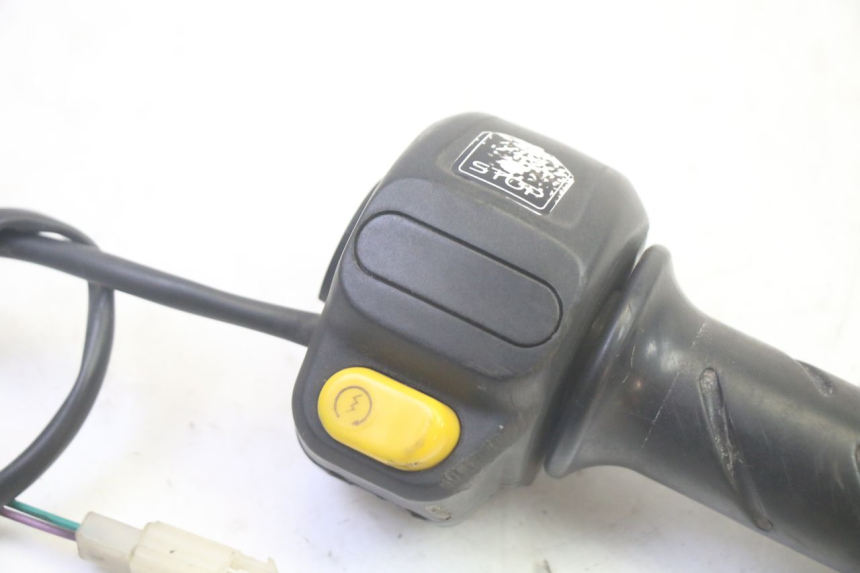 photo de RECHTER STUURSCHAKELAAR PEUGEOT LUDIX 50 (2008 - 2017) - Detail van het onderdeel