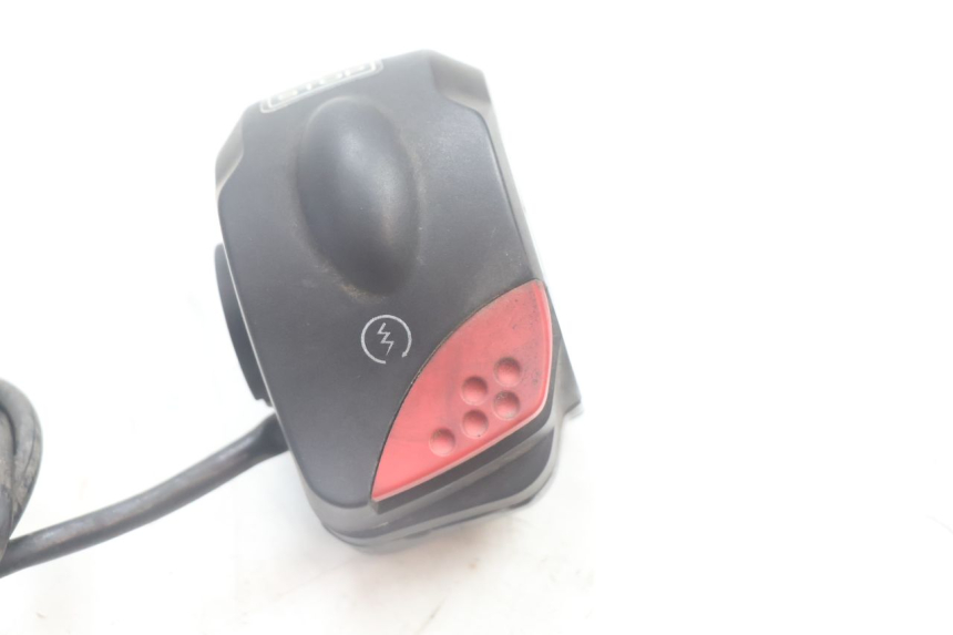 photo de RECHTER SCHAKELAAR PEUGEOT LUDIX PRO 2T 50 (2010 - 2017) - Detail van het onderdeel