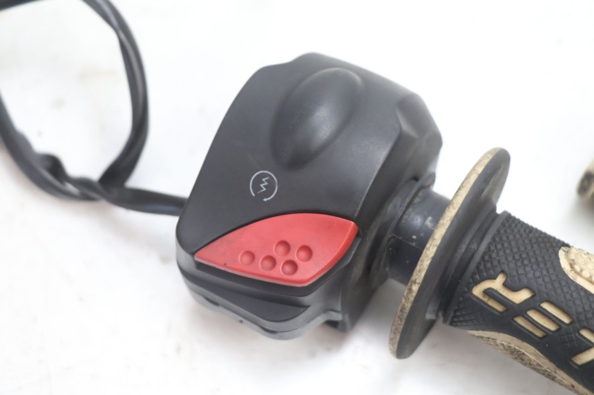 photo de RECHTER STUURSCHAKELAAR PEUGEOT LUDIX SNAKE 2T 50 (2004 - 2014) - Detail van het onderdeel