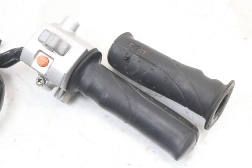 photo de RECHTER STUURSCHAKELAAR SYM MIO 50 (2011 - 2017) - Detail van het onderdeel