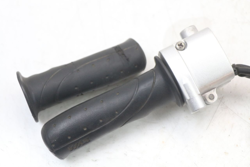 photo de RECHTER STUURSCHAKELAAR SYM MIO 50 (2011 - 2017) - Bevestigingspunten