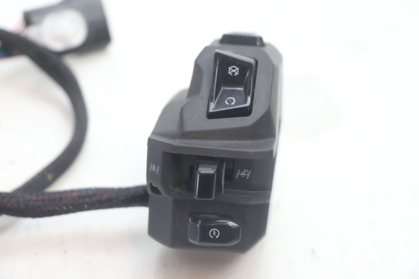 photo de RECHTER SCHAKELAAR PIAGGIO MP3 HPE 530 (2022 - 2026) - Detail van het onderdeel
