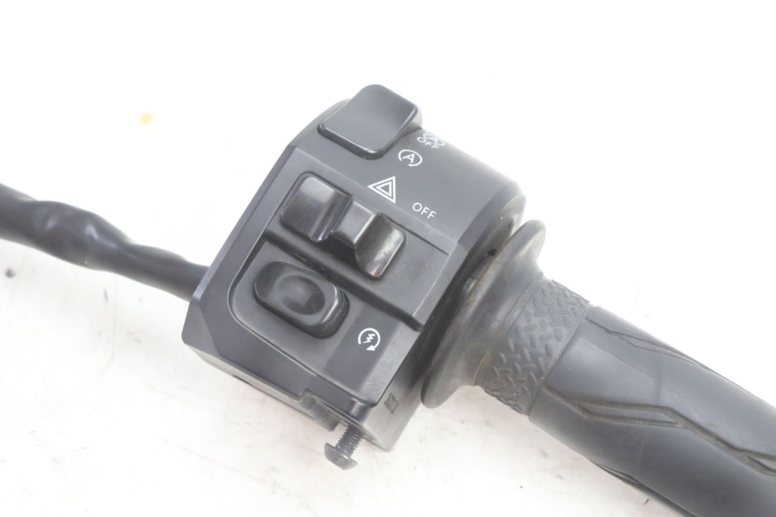 photo de RECHTER SCHAKELAAR YAMAHA N-MAX NMAX 125 (2021 - 2024) - Detail van het onderdeel