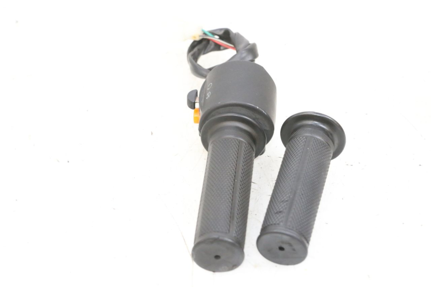 photo de RECHTER STUURSCHAKELAAR JM MOTORS OLDIES 4T 50 (2010 - 2020) - Bevestigingspunten