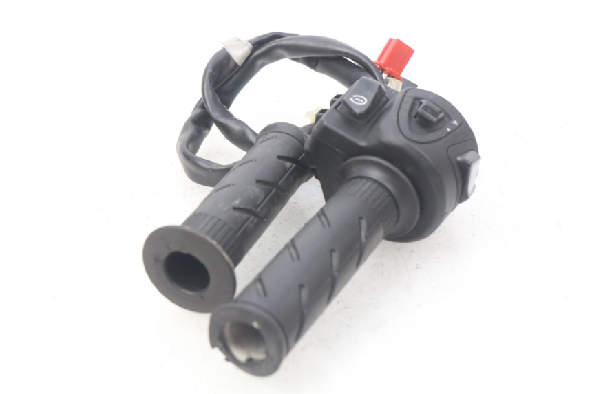 photo de RECHTER STUURSCHAKELAAR HONDA PCX (JF57/JF64) 125 (2014 - 2018) - Technische close-up