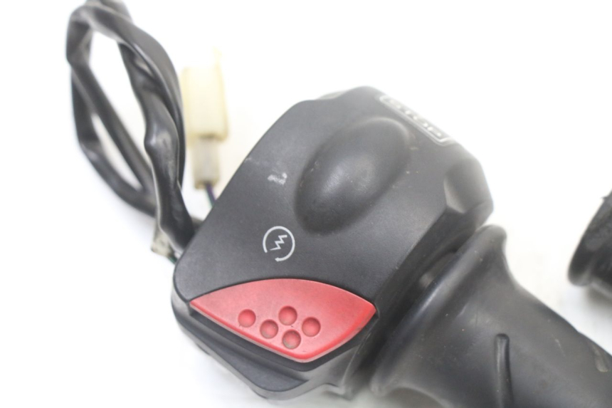 photo de RECHTER STUURSCHAKELAAR PEUGEOT TREKKER TKR 50 (2005 - 2014) - Detail van het onderdeel