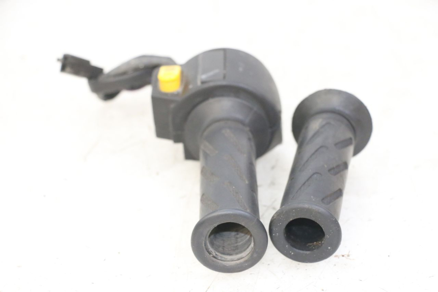 photo de RECHTS STUURSCHAKELAAR PEUGEOT VIVACITY 125 (2010 - 2017) - Bevestigingspunten