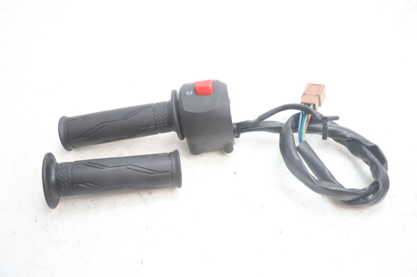 photo de RECHTS SCHAKELAAR JM MOTORS R-MAX TECH 50 (2024 - 2026) - Technische close-up