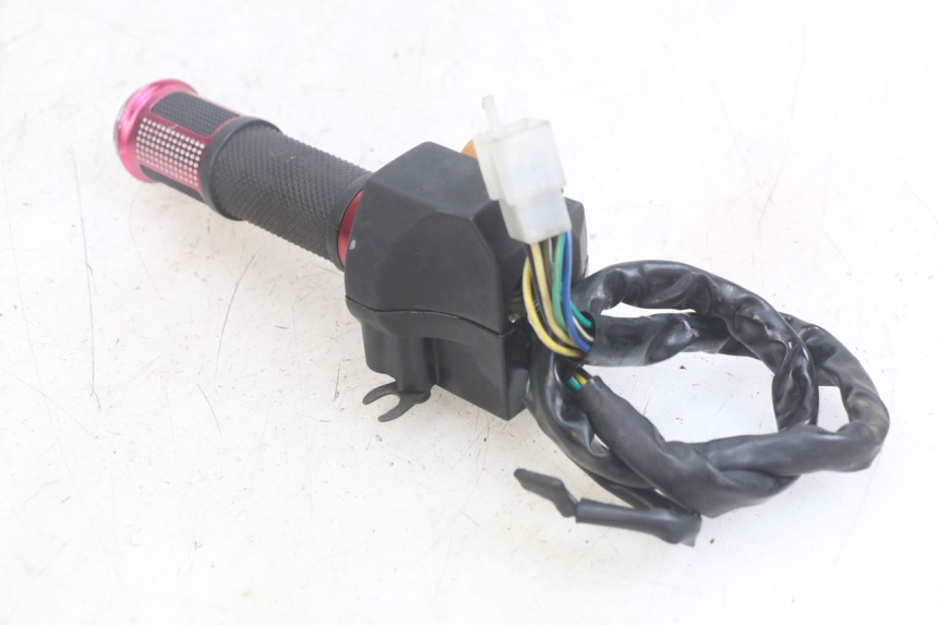 photo de RECHTS STUURSCHAKELAAR YAMASAKI ROADSTER 50 (2013 - 2018) - Technische close-up