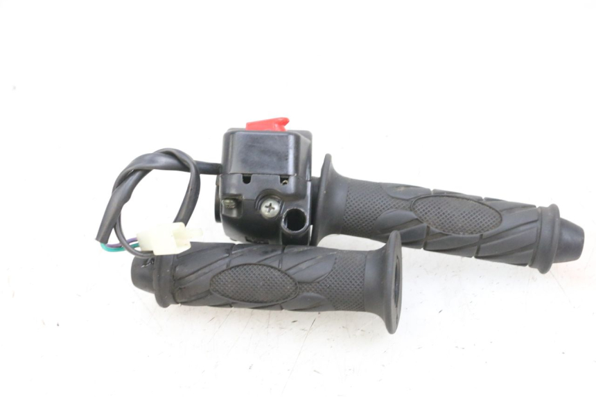 photo de RECHTER STUURSCHAKELAAR TNT MOTOR ROMA 10' 4T 50 (2019 - 2022) - Andere kijkhoek