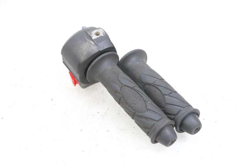 photo de RECHTER STUURSCHAKELAAR TNT MOTOR ROMA 10' 4T 50 (2019 - 2022) - Bevestigingspunten