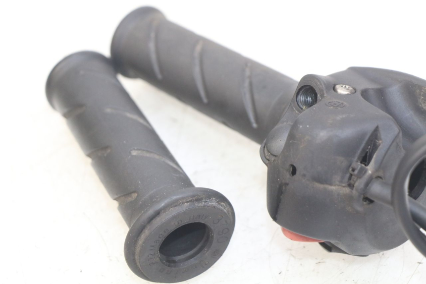 photo de RECHTER STUURSCHAKELAAR PEUGEOT SATELIS 125 (2010 - 2012) - Zoom op gebruiksstaat