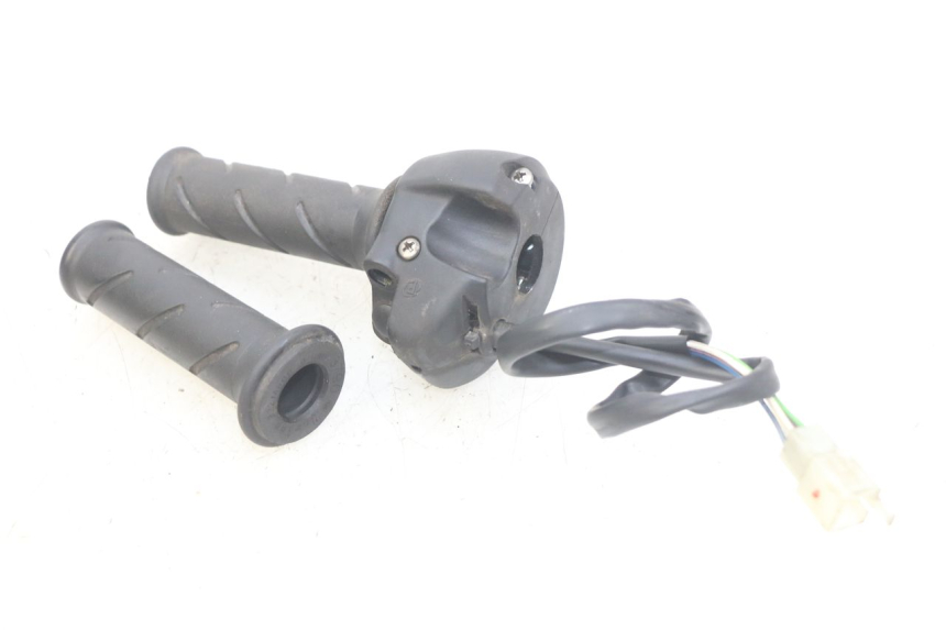 photo de RECHTER STUURSCHAKELAAR PEUGEOT SATELIS 125 (2010 - 2012) - Technische close-up