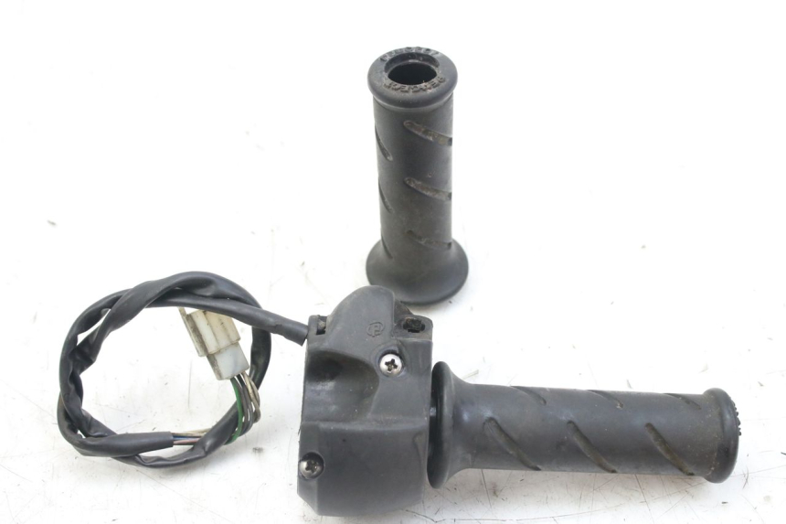 photo de RECHTER STUURSCHAKELAAR PEUGEOT SATELIS 125 (2010 - 2012) - Detail van het onderdeel