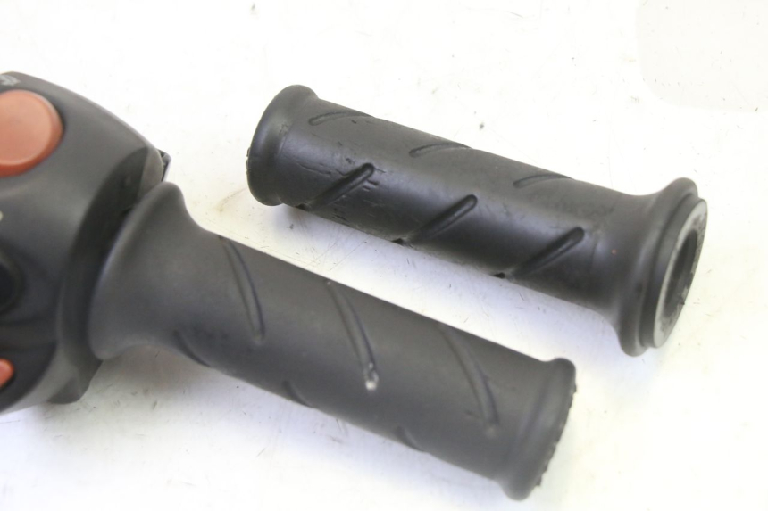 photo de RECHTER STUURSCHAKELAAR PEUGEOT SATELIS 125 (2013 - 2018) - Zoom op gebruiksstaat