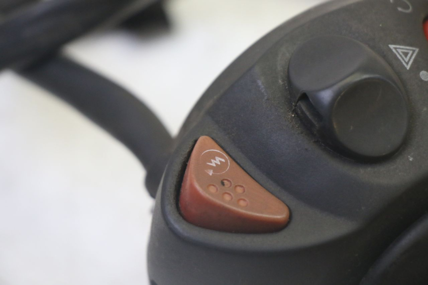 photo de RECHTER STUURSCHAKELAAR PEUGEOT SATELIS 125 (2013 - 2018) - Zoom op gebruiksstaat