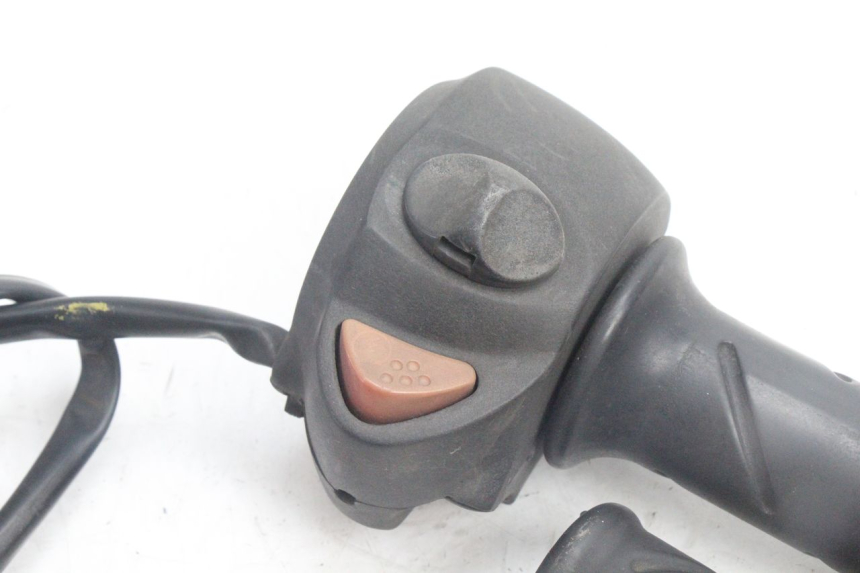 photo de RECHTER STUURSCHAKELAAR PEUGEOT SATELIS 125 (2006 - 2009) - Zoom op gebruiksstaat