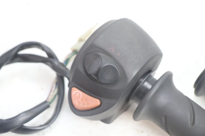 photo de RECHTER STUURSCHAKELAAR PEUGEOT SATELIS 125 (2006 - 2009) - Detail van het onderdeel