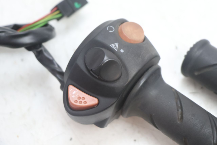 photo de RECHTER STUURSCHAKELAAR PEUGEOT SATELIS 125 (2013 - 2018) - Detail van het onderdeel