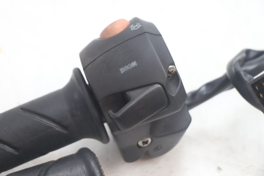 photo de RECHTER STUURSCHAKELAAR PEUGEOT SATELIS 125 (2013 - 2018) - Technische close-up