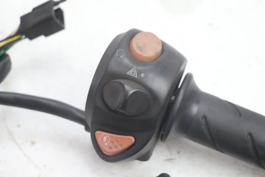 photo de RECHTER STUURSCHAKELAAR PEUGEOT SATELIS 125 (2013 - 2018) - Detail van het onderdeel