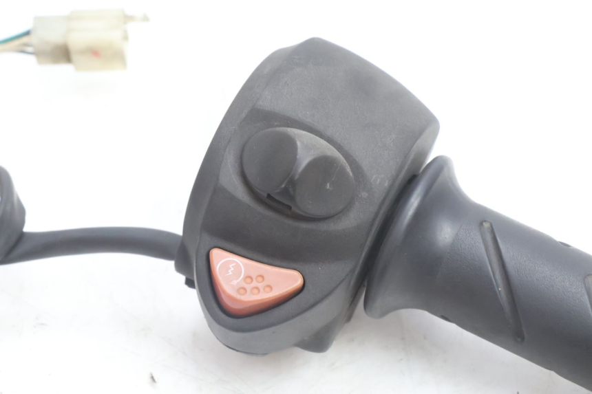 photo de RECHTER STUURSCHAKELAAR PEUGEOT SATELIS 125 (2006 - 2009) - Detail van het onderdeel