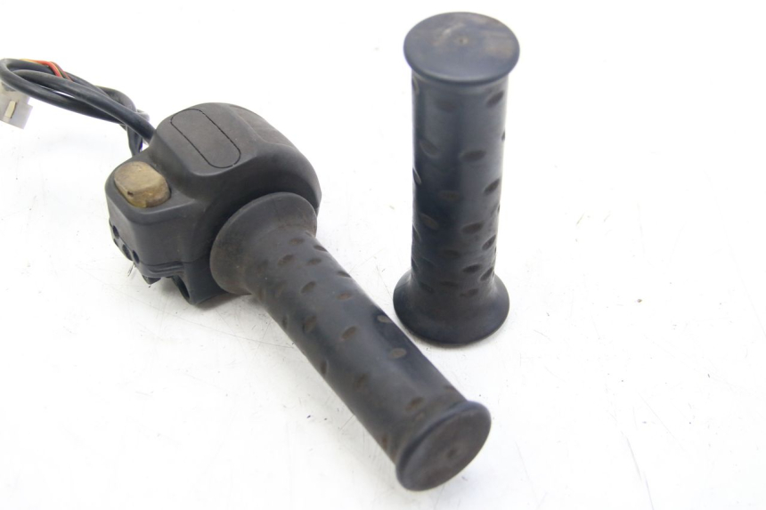 photo de RECHTER STUURSCHAKELAAR APRILIA SCARABEO 4T 50 (2009 - 2017) - Andere kijkhoek