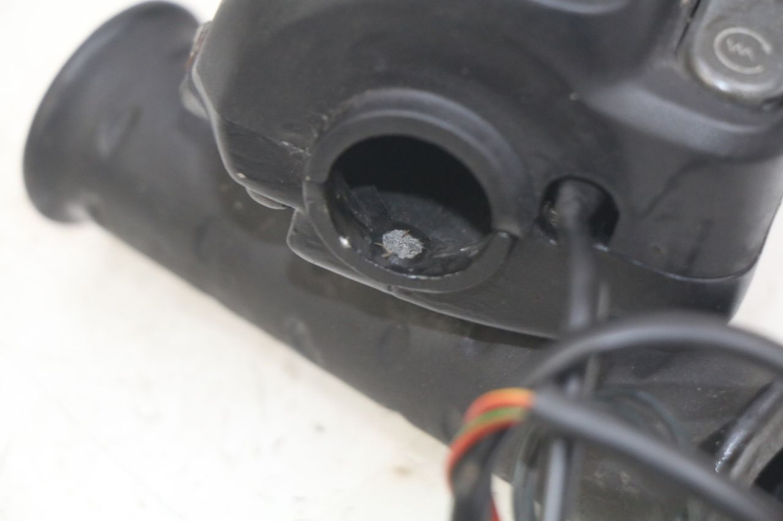 photo de RECHTER STUURSCHAKELAAR APRILIA SCARABEO 100 (2003 - 2012) - Zoom op gebruiksstaat