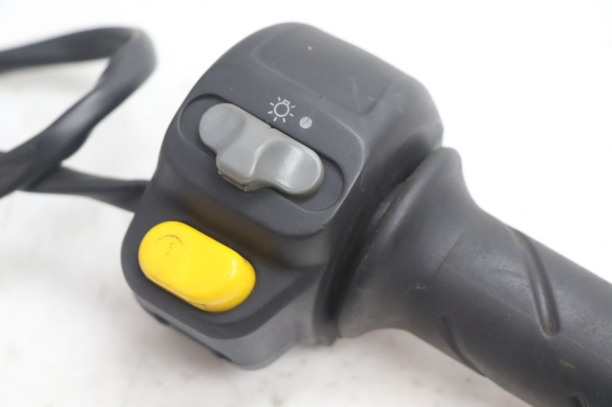 photo de RECHTER STUURSCHAKELAAR PEUGEOT SPEEDFIGHT LC 50 (1996 - 2002) - Detail van het onderdeel