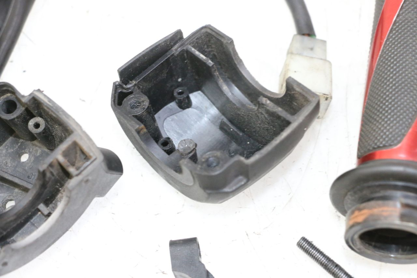 photo de RECHTS STUURSCHAKELAAR APRILIA SR R 2T LC 50 (2018 - 2021) - Gecontroleerd onderdeel