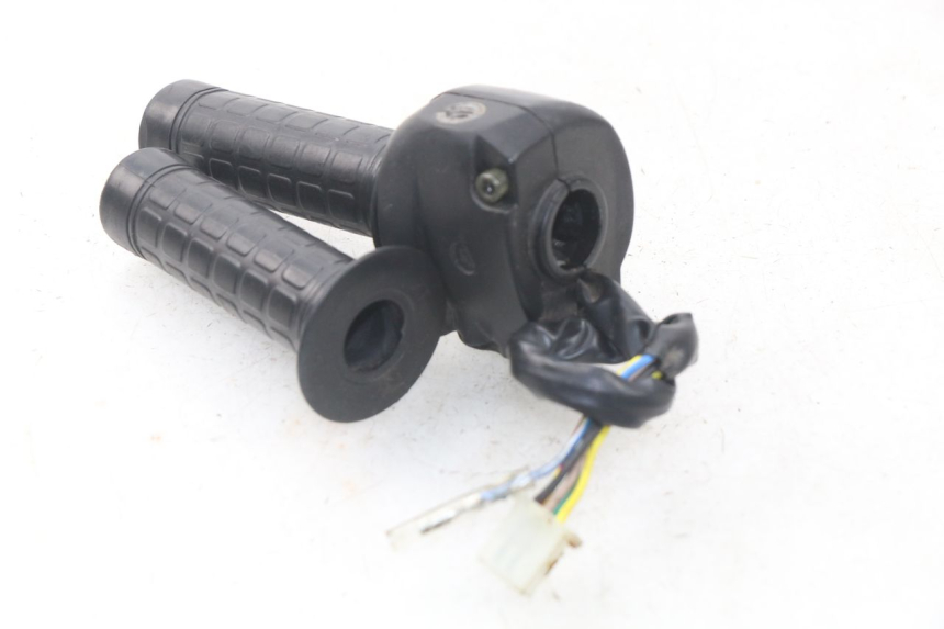 photo de RECHTS STUURSCHAKELAAR FYM STRADA 50 (2007 - 2014) - Technische close-up