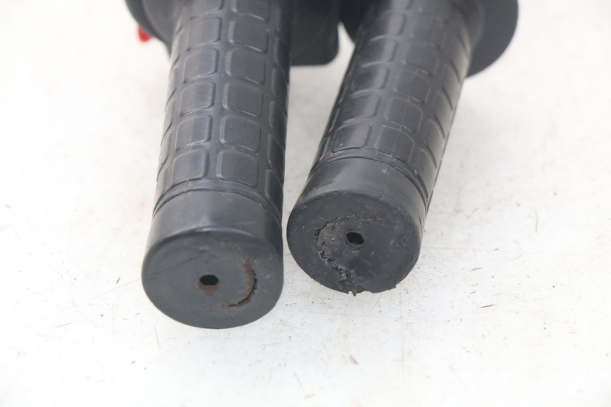 photo de RECHTS STUURSCHAKELAAR FYM STRADA 50 (2007 - 2014) - Bevestigingspunten