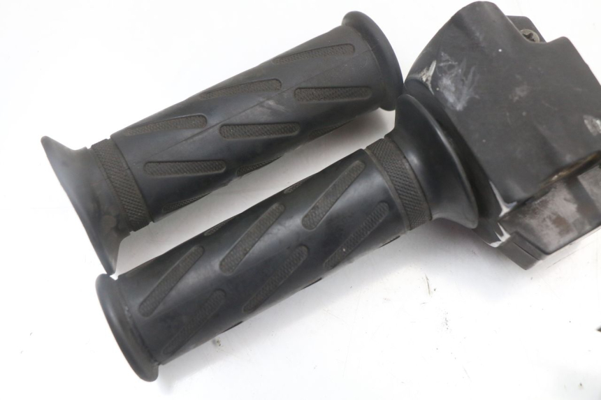 photo de RECHTER STUURSCHAKELAAR PEUGEOT STREETZONE 2T 50 (2014 - 2019) - Bevestigingspunten