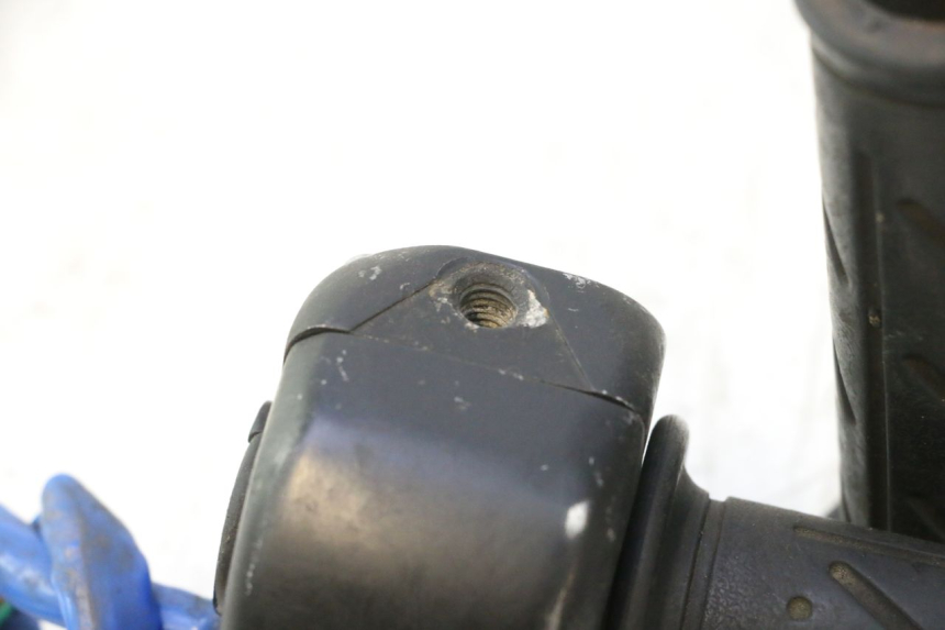 photo de RECHTER SCHAKELAAR KYMCO SUPER 8 2T 50 (2007 - 2013) - Detail van het onderdeel