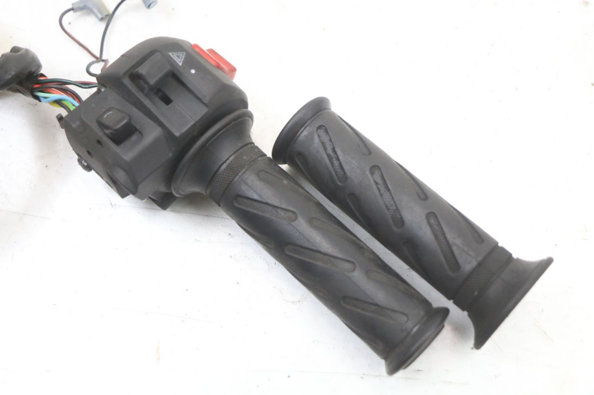 photo de RECHTER STUURSCHAKELAAR SUZUKI BURGMAN 125 (2018 - 2021) - Detail van het onderdeel