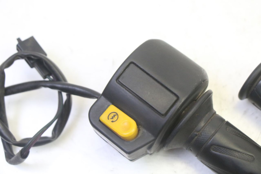 photo de RECHTER STUURSCHAKELAAR PEUGEOT VIVACITY NEW 2T 50 (2008 - 2017) - Detail van het onderdeel