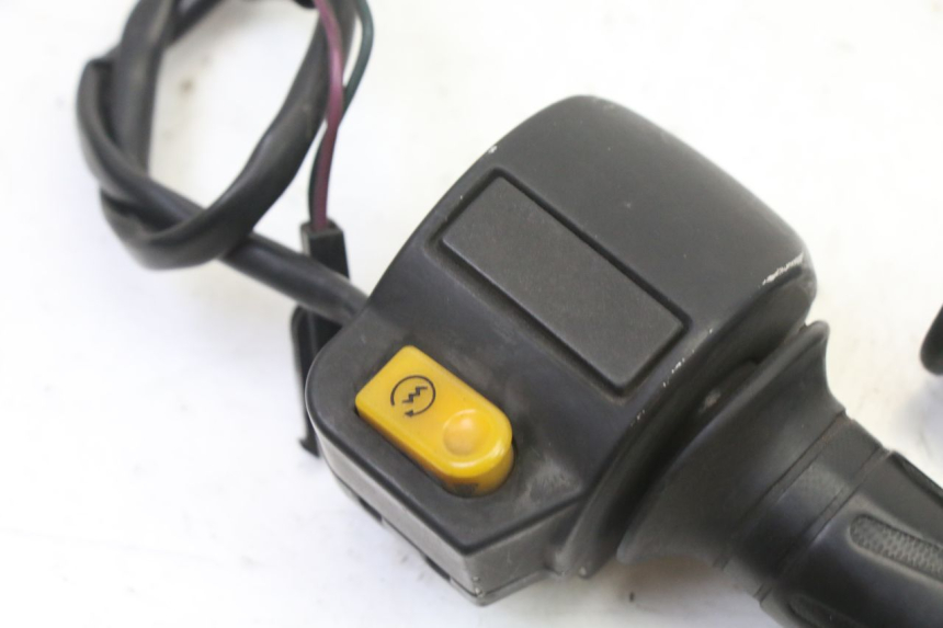 photo de RECHTER STUURSCHAKELAAR PEUGEOT VIVACITY NEW 4T 50 (2008 - 2017) - Detail van het onderdeel